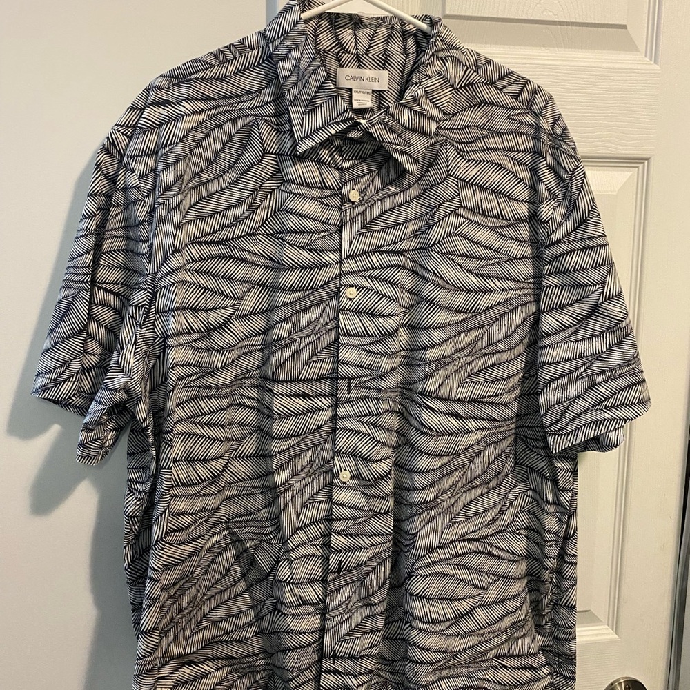 Calvin Klein Men's Leaf Pattern Shirt - Black and White